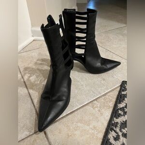 Black boots, small heel